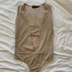 PRETTYLITTLETHING Beige Bodysuit w Cut out US 2.